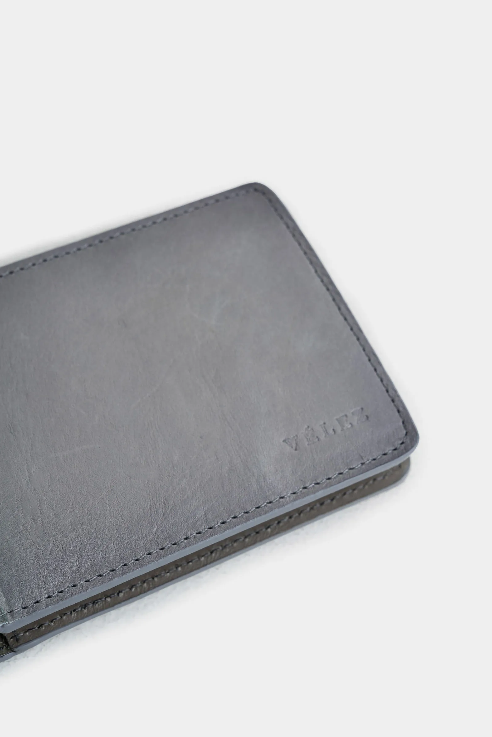 Billetera loira de cuero para hombre silueta clásica