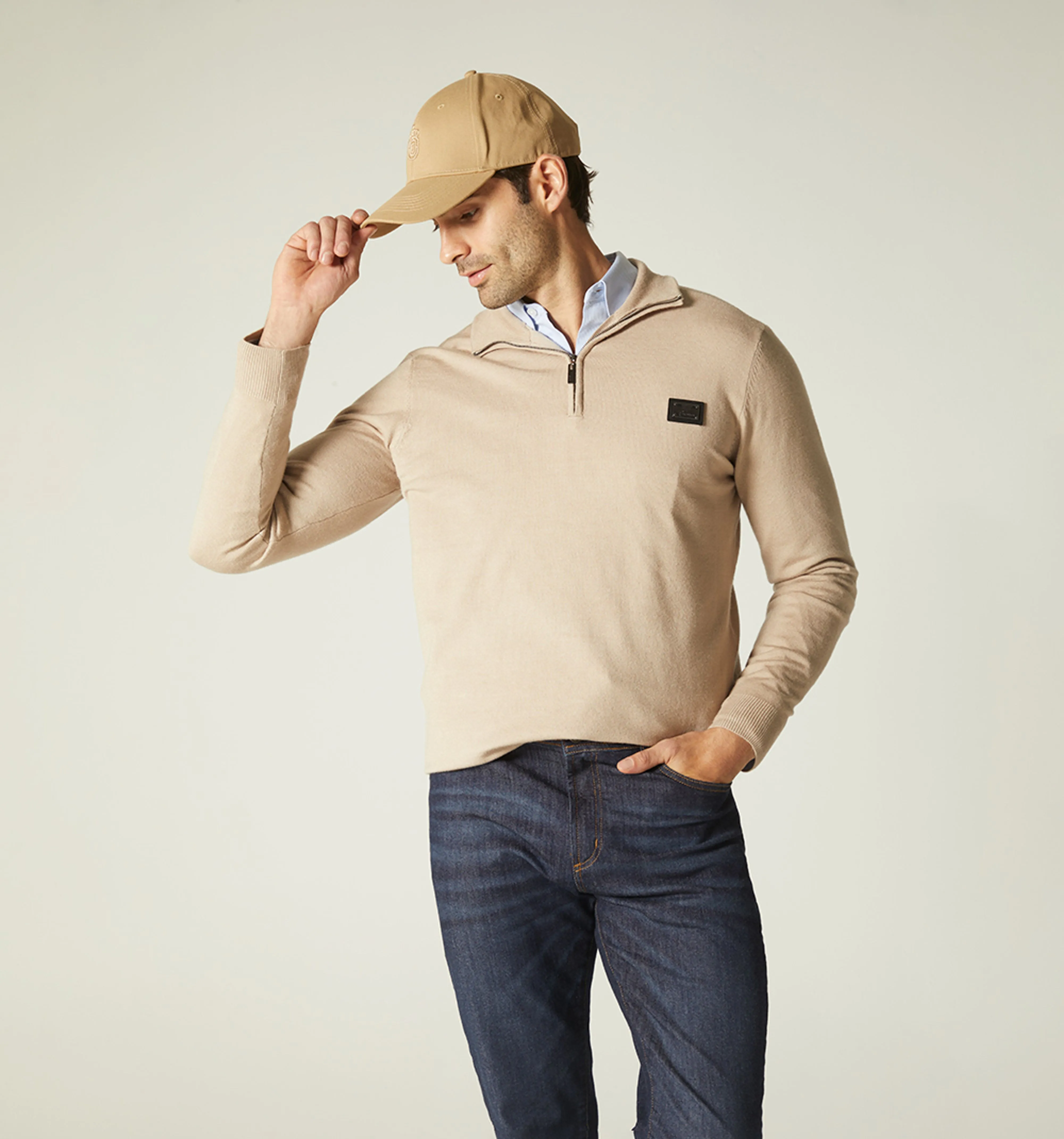 Buzo para hombre con placa cuello alto c