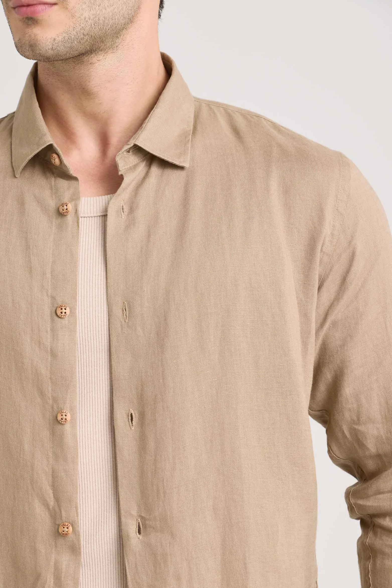 Camisa manga larga en lino para hombre silueta semi ajustada