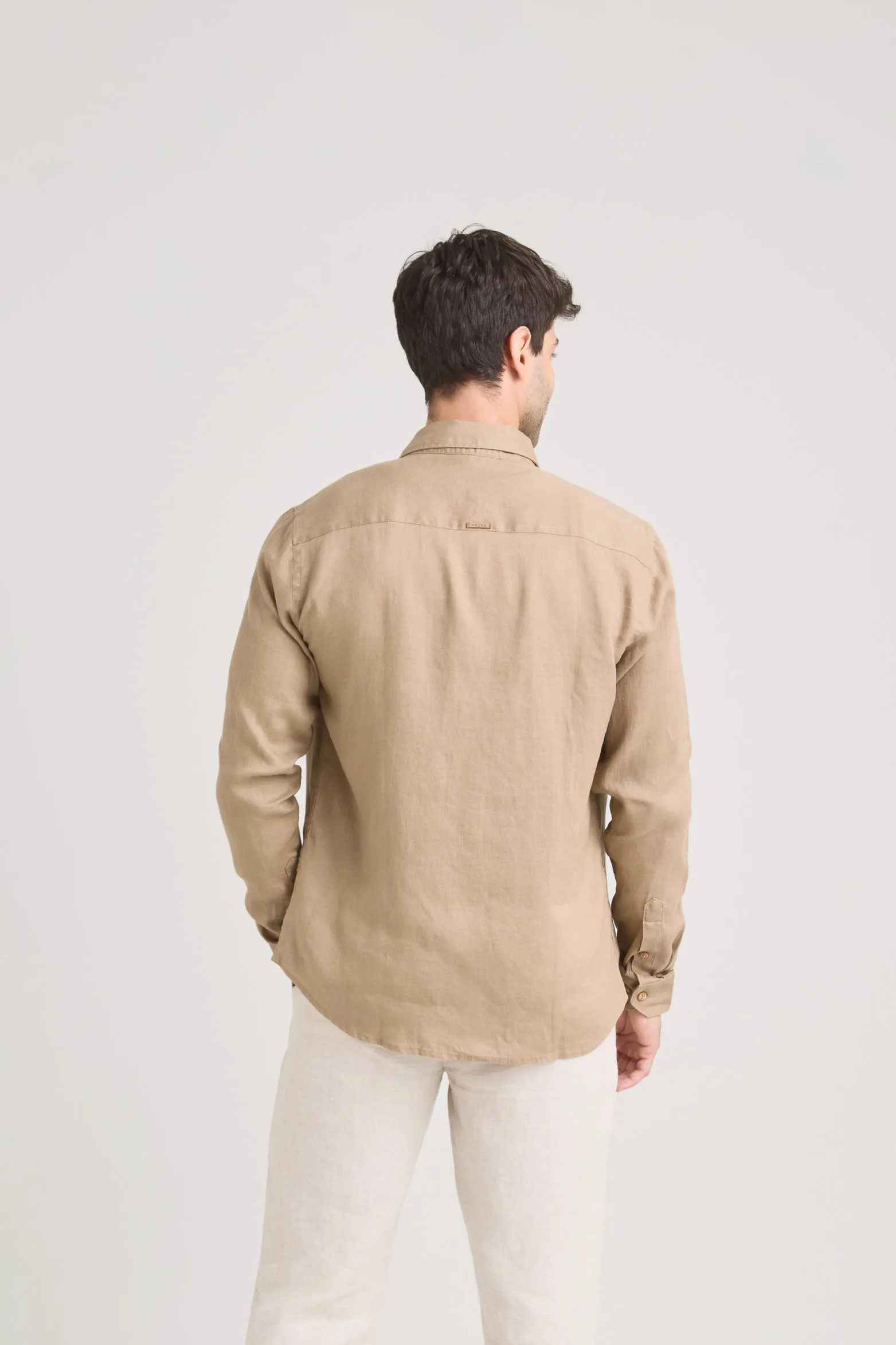 Camisa manga larga en lino para hombre silueta semi ajustada