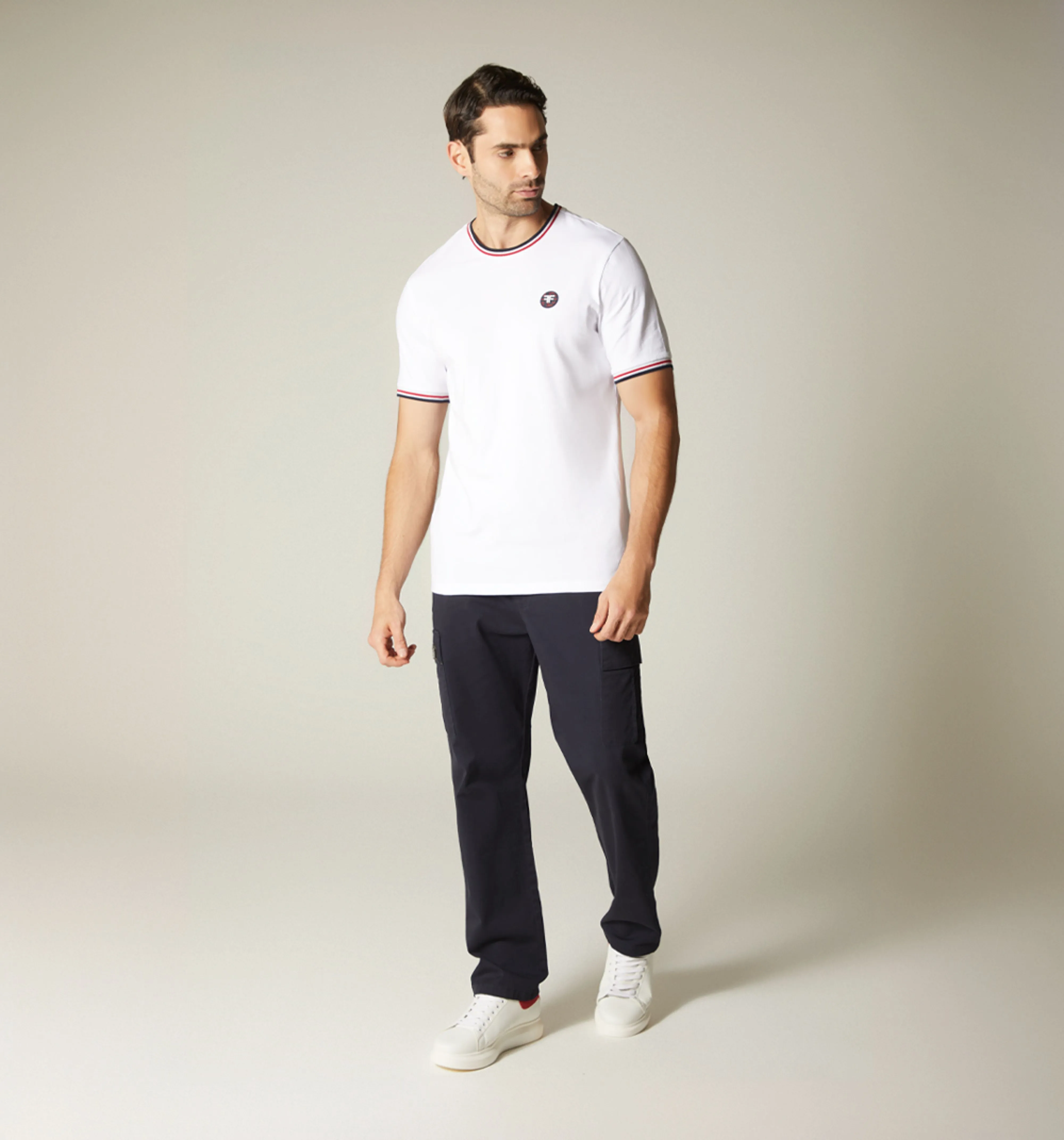 Camiseta para hombre con bordado cuello