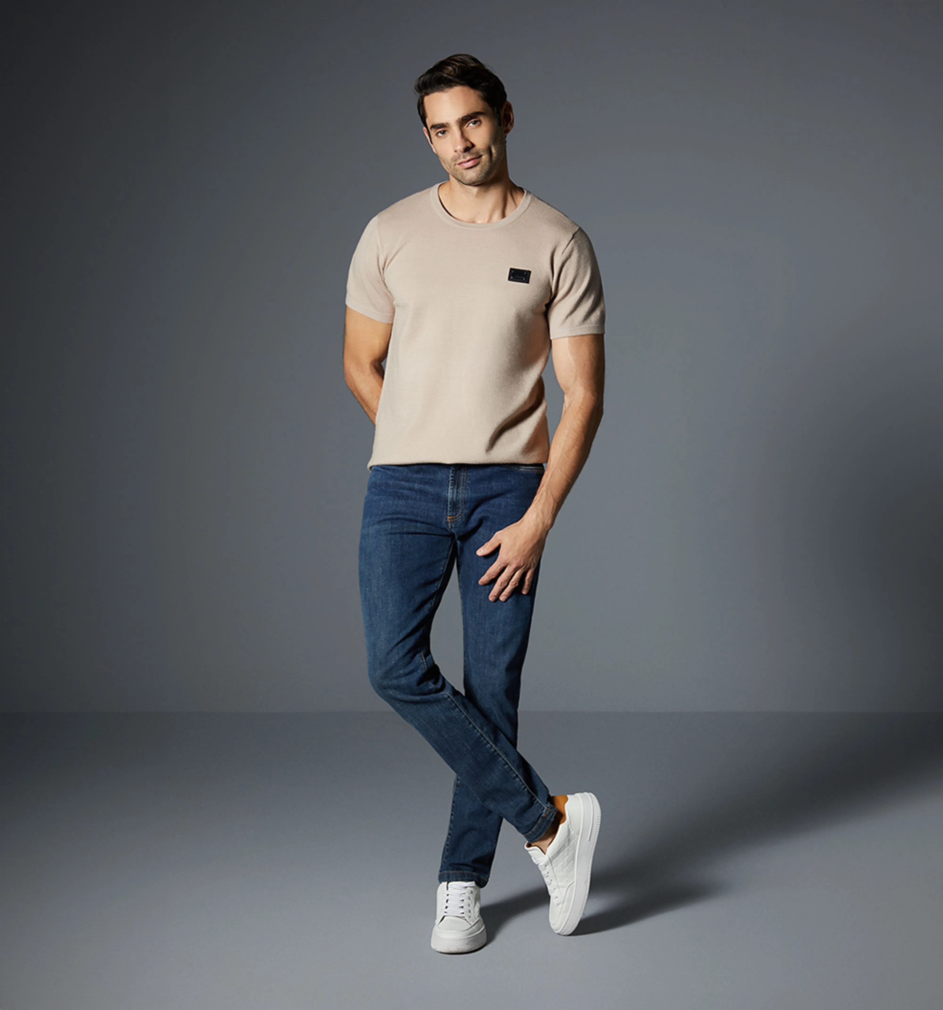 Camiseta para hombre tejida con placa