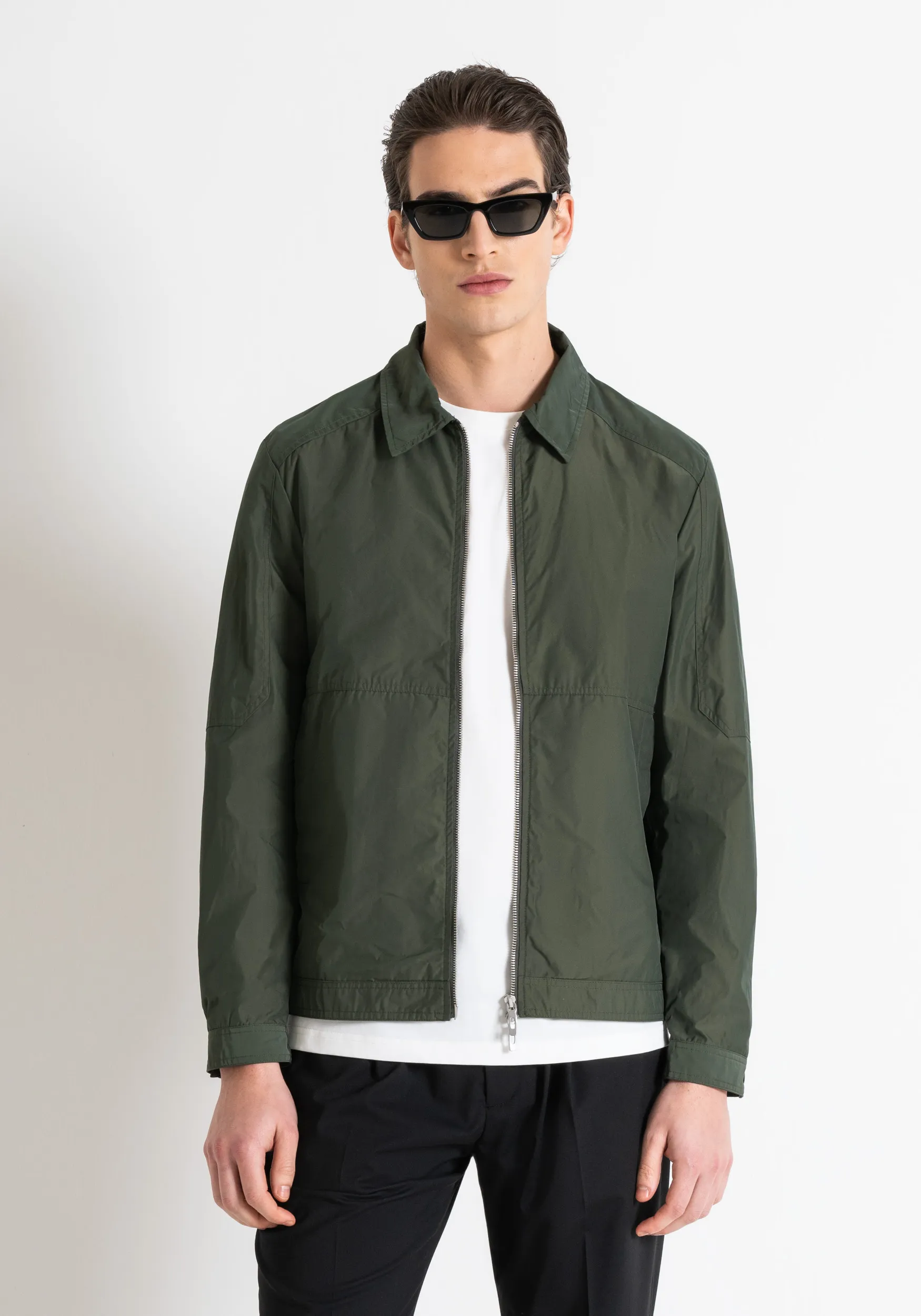 CHAQUETA REGULAR FIT DE SARGA TÉCNICA CON PLACA CON LOGOTIPO