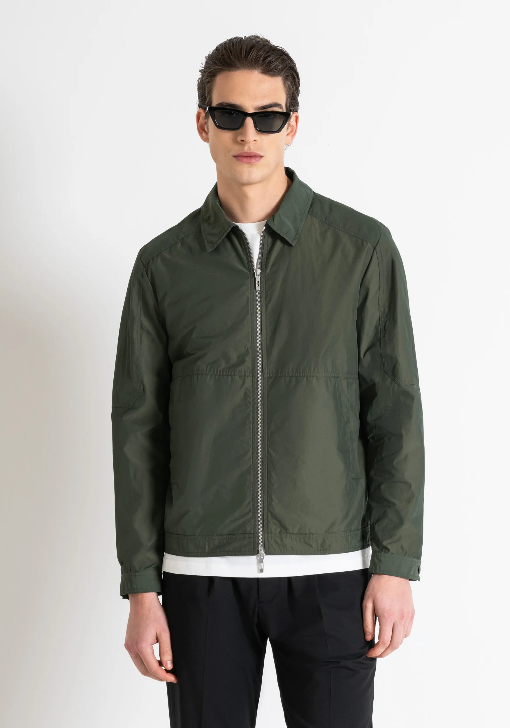 CHAQUETA REGULAR FIT DE SARGA TÉCNICA CON PLACA CON LOGOTIPO