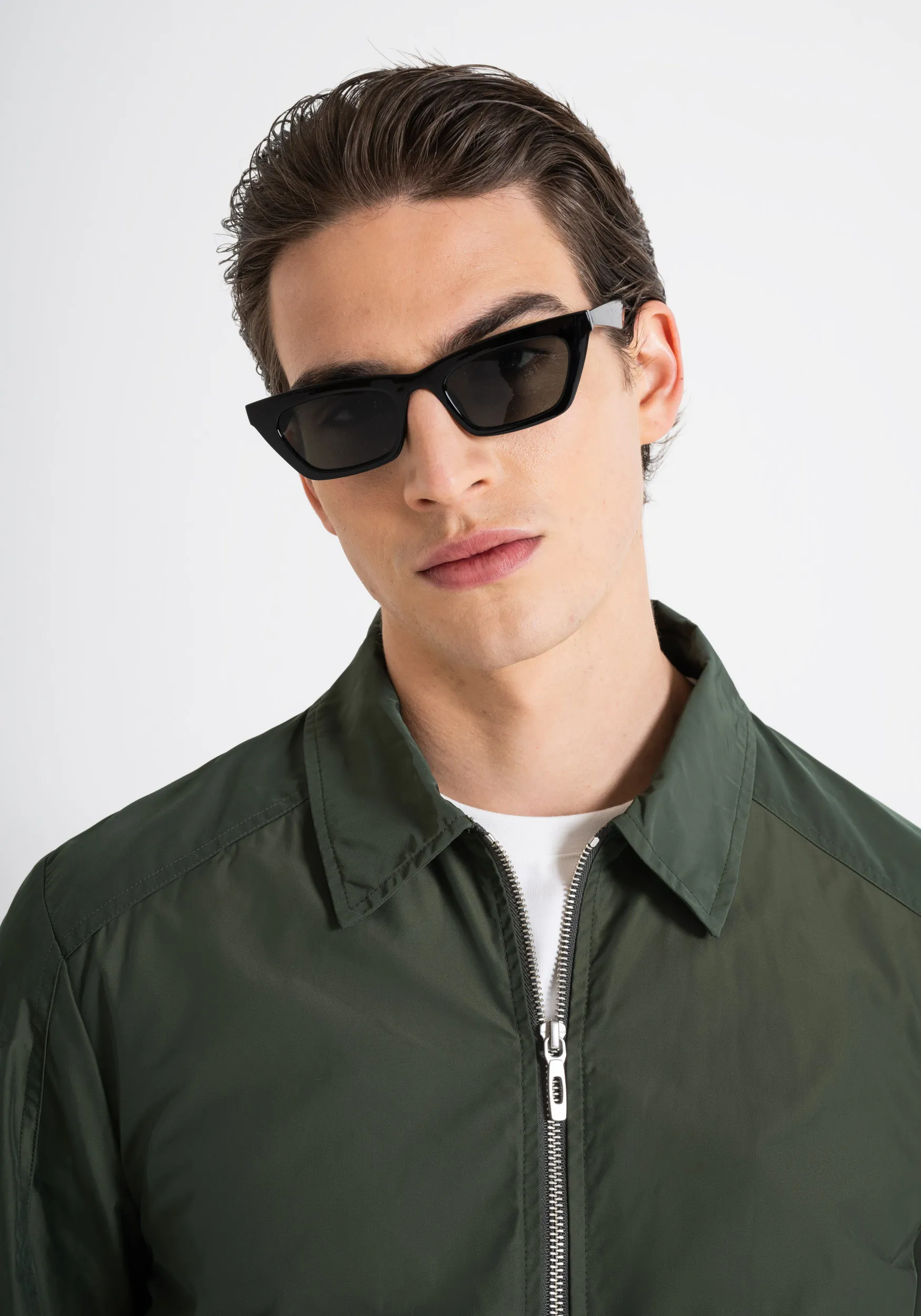 CHAQUETA REGULAR FIT DE SARGA TÉCNICA CON PLACA CON LOGOTIPO