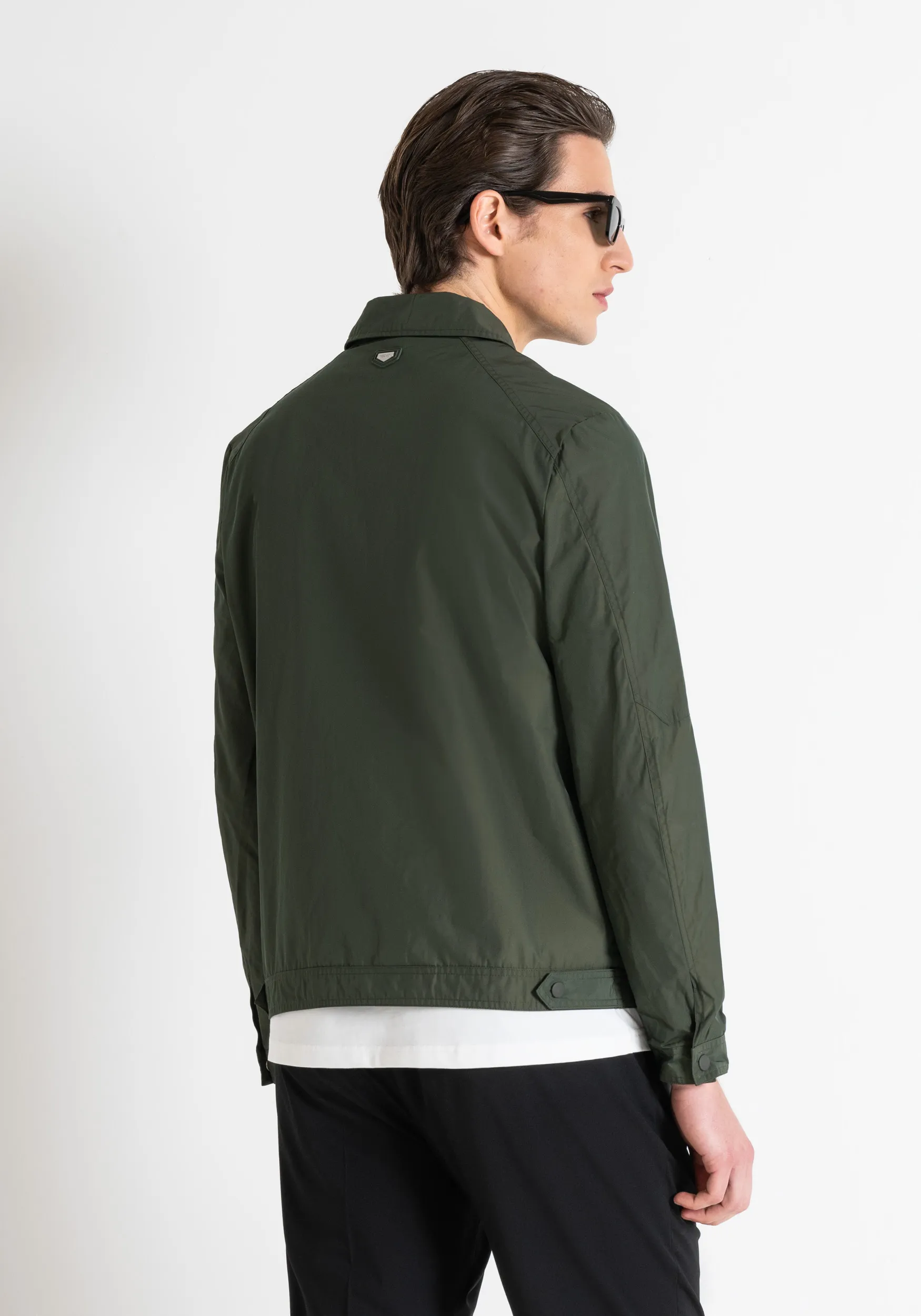 CHAQUETA REGULAR FIT DE SARGA TÉCNICA CON PLACA CON LOGOTIPO