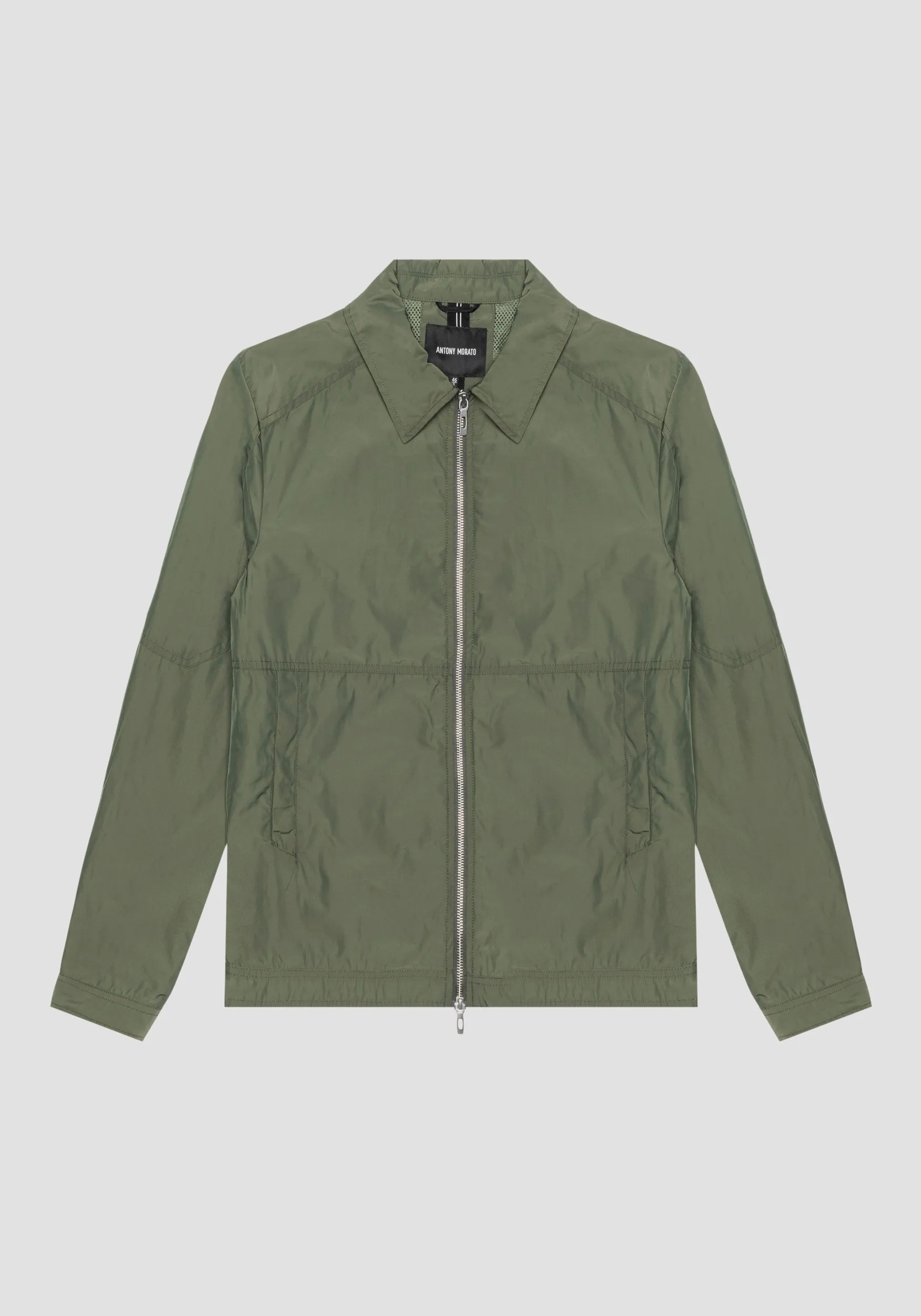 CHAQUETA REGULAR FIT DE SARGA TÉCNICA CON PLACA CON LOGOTIPO