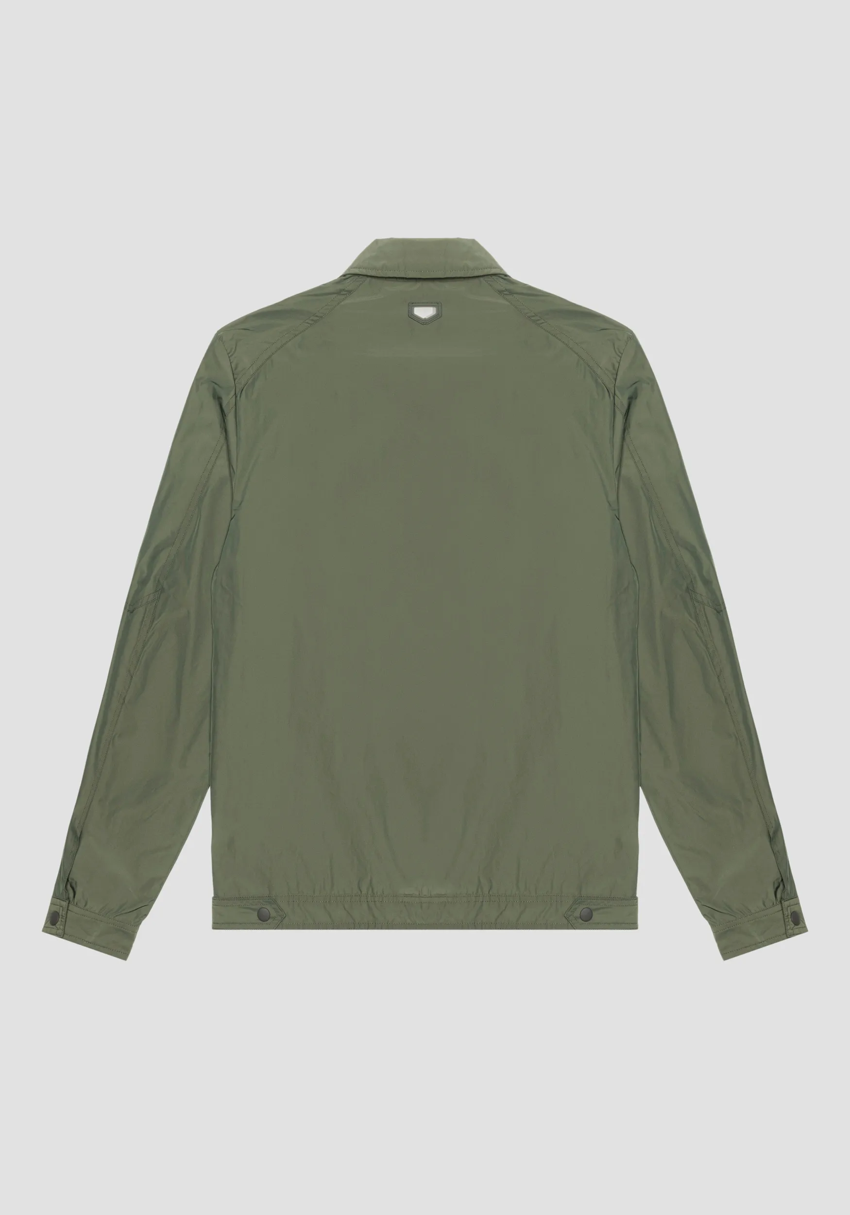 CHAQUETA REGULAR FIT DE SARGA TÉCNICA CON PLACA CON LOGOTIPO