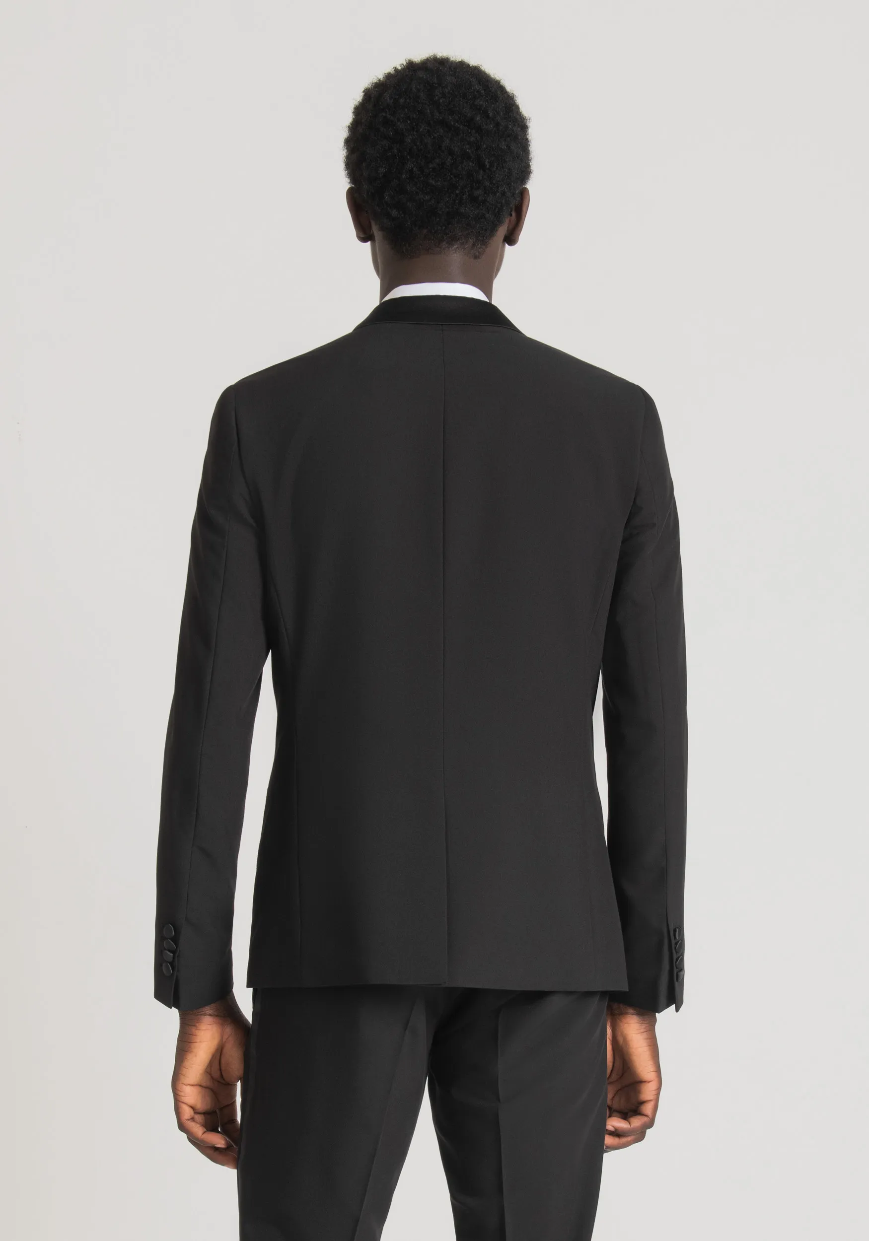 CHAQUETA «NINA» CON CORTE SLIM DE TEJIDO ELÁSTICO DE MEZCLA DE VISCOSA CON DETALLES DE RASO