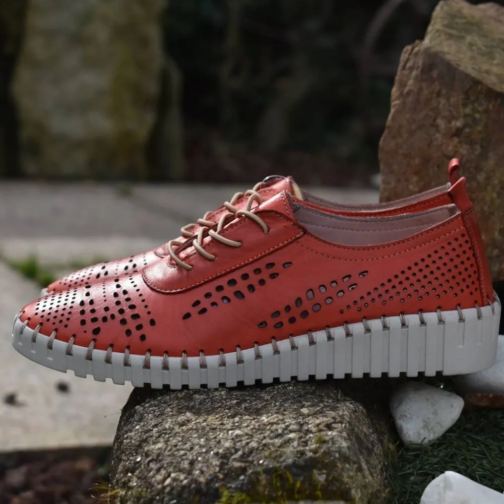Deportiva de piel picada con cuña 20550
