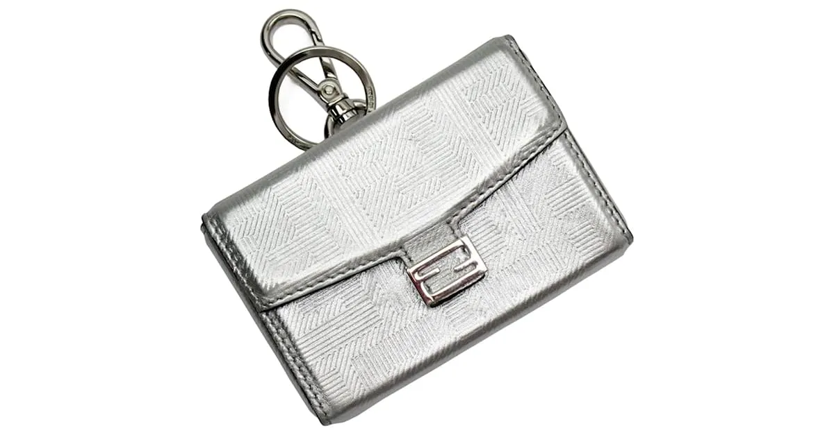 Llavero de cuero Zucca Fendi Charm Pouch Plata 