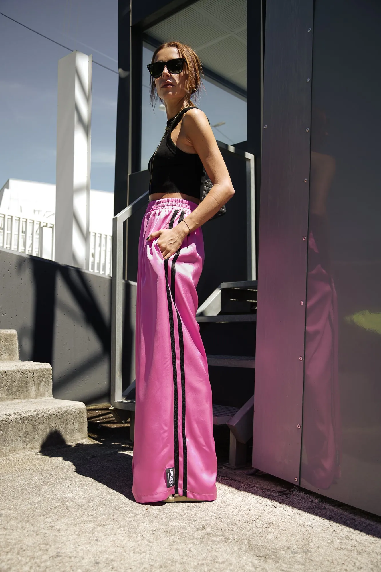 Pantalón ancho satén rayas laterales rosa