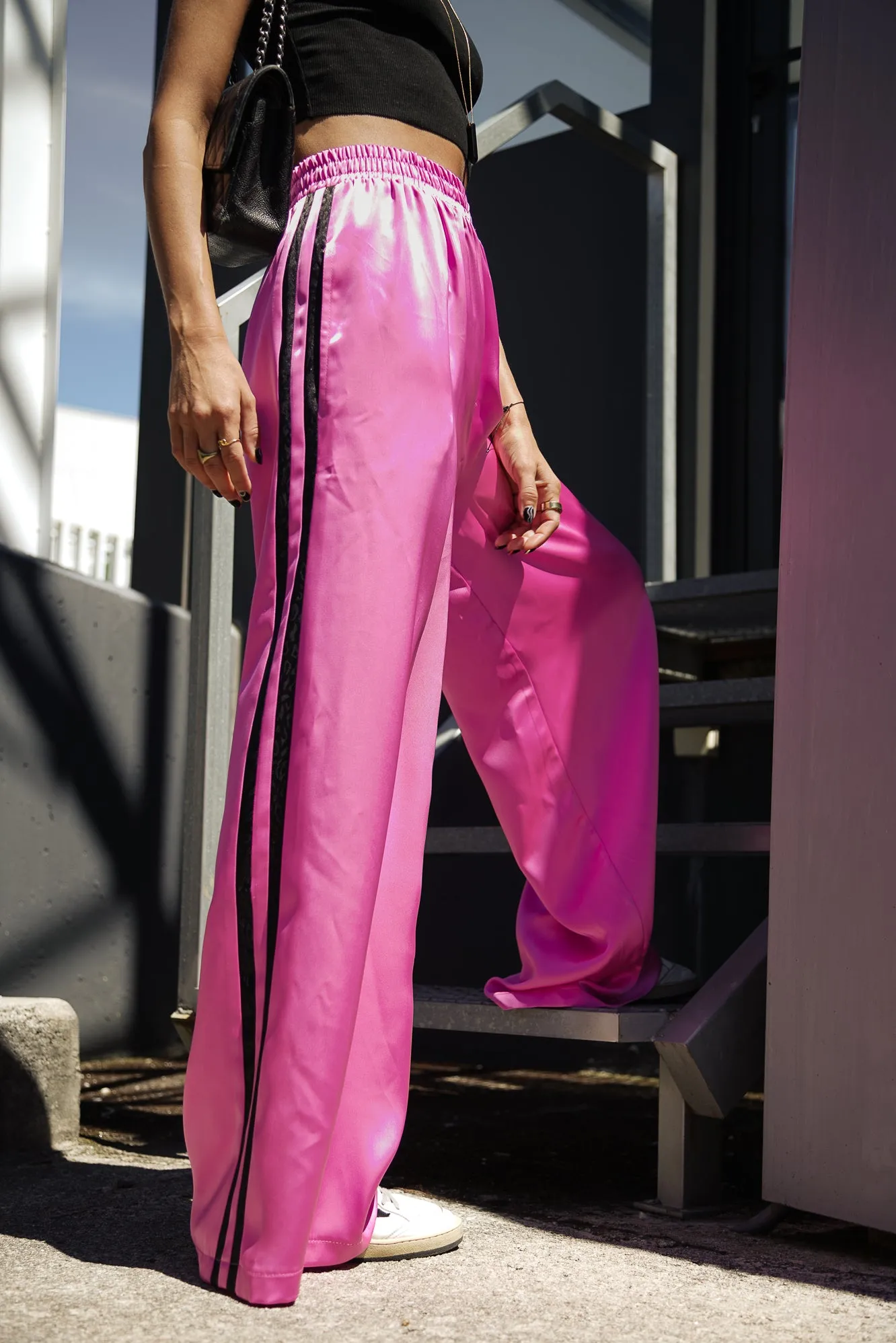 Pantalón ancho satén rayas laterales rosa