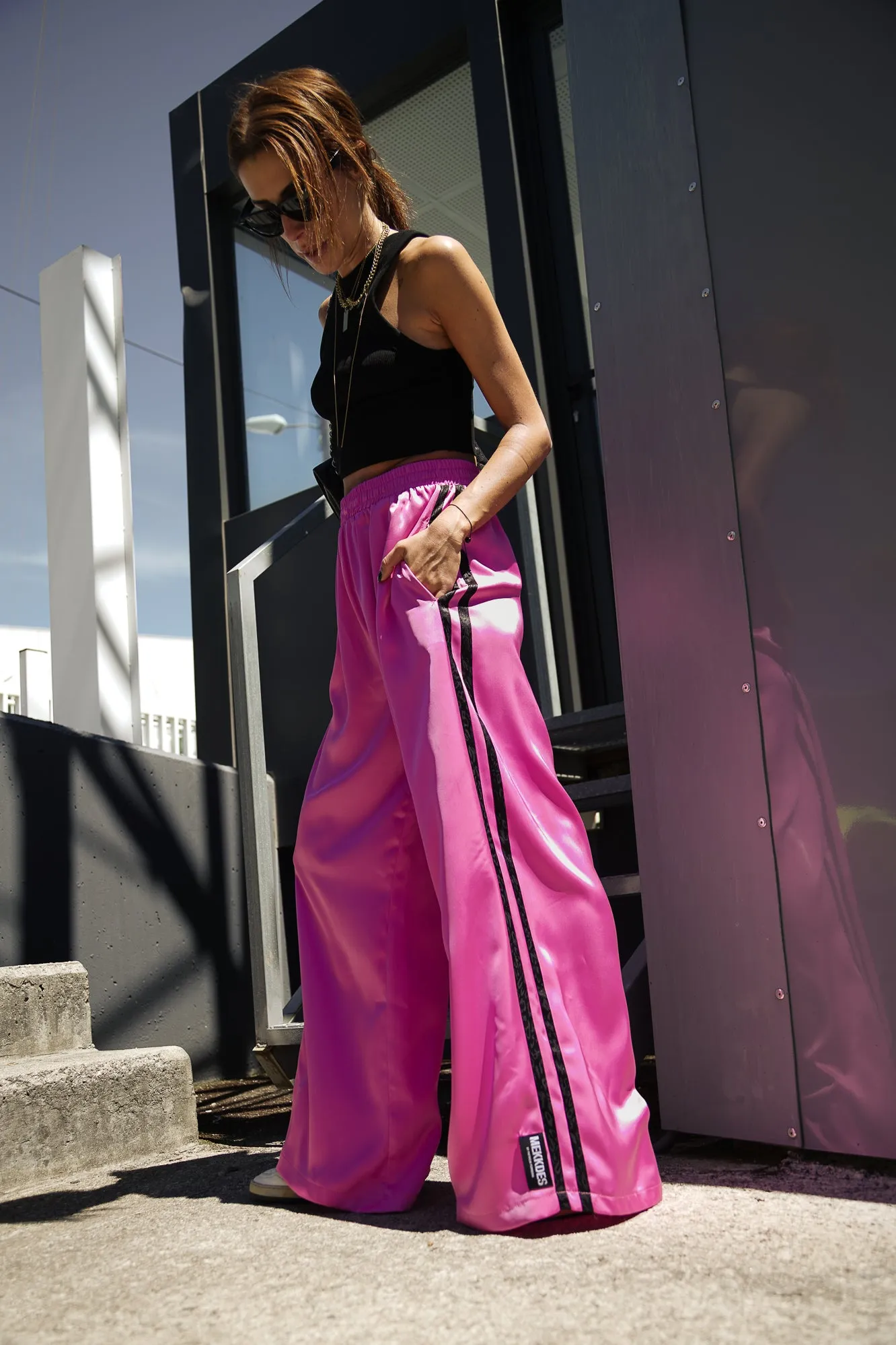 Pantalón ancho satén rayas laterales rosa