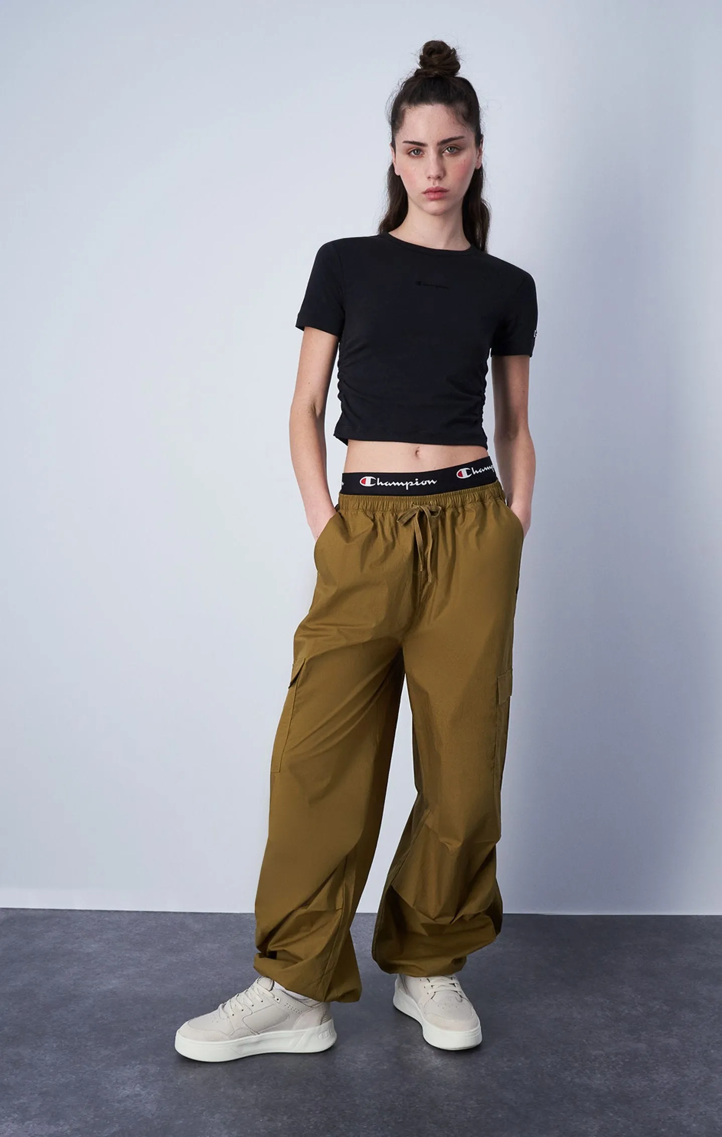 Pantalón parachute minimalista