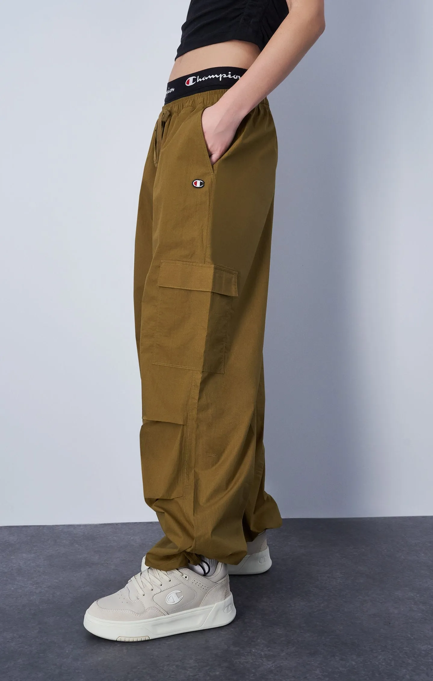 Pantalón parachute minimalista