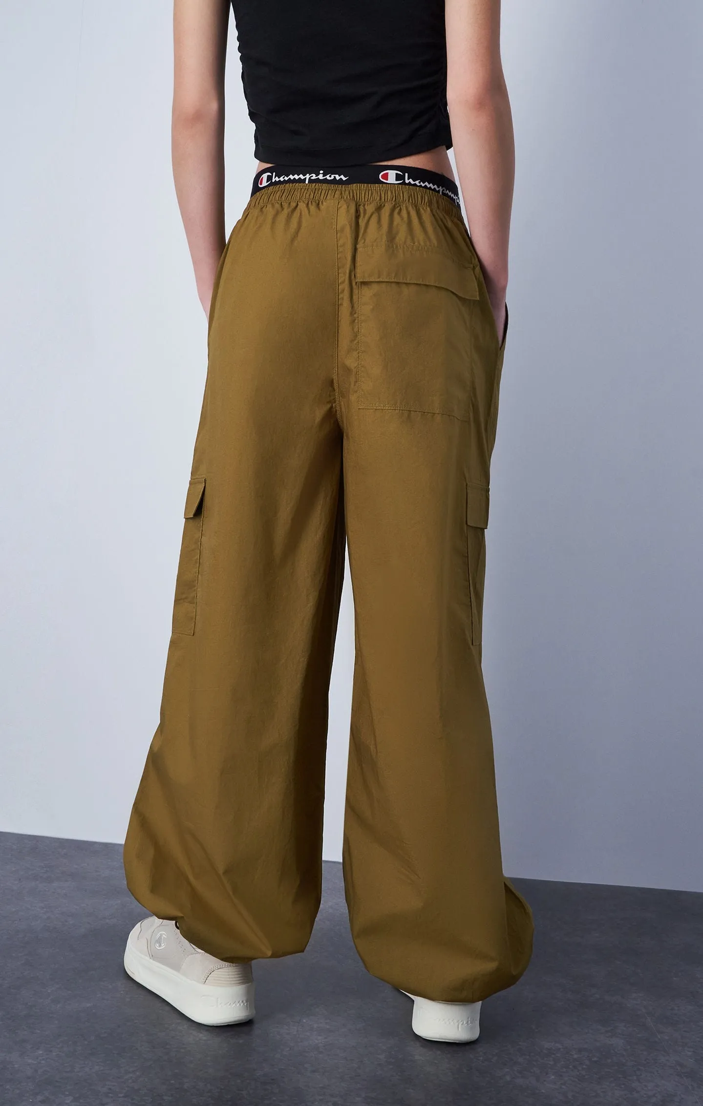 Pantalón parachute minimalista