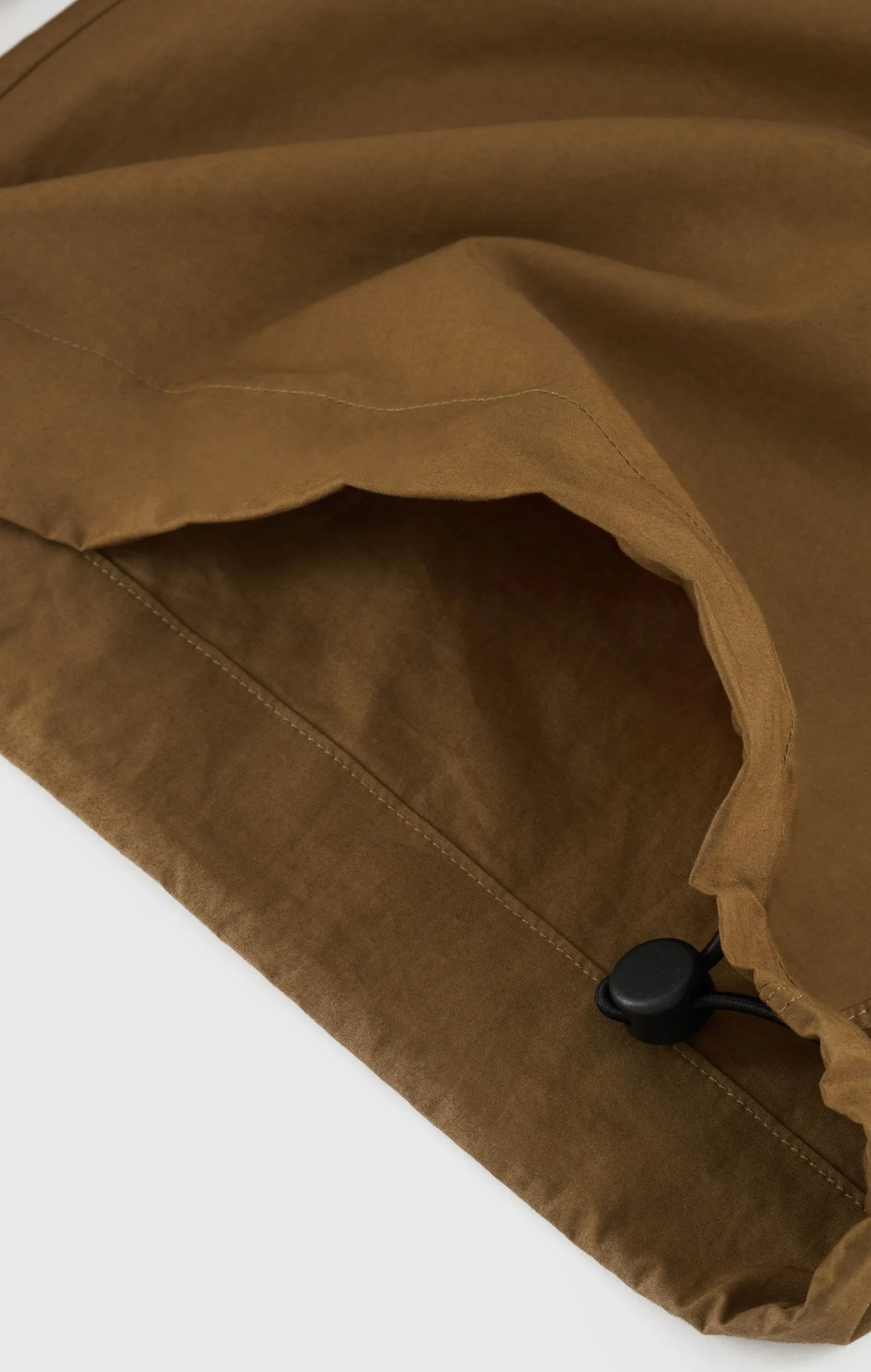 Pantalón parachute minimalista