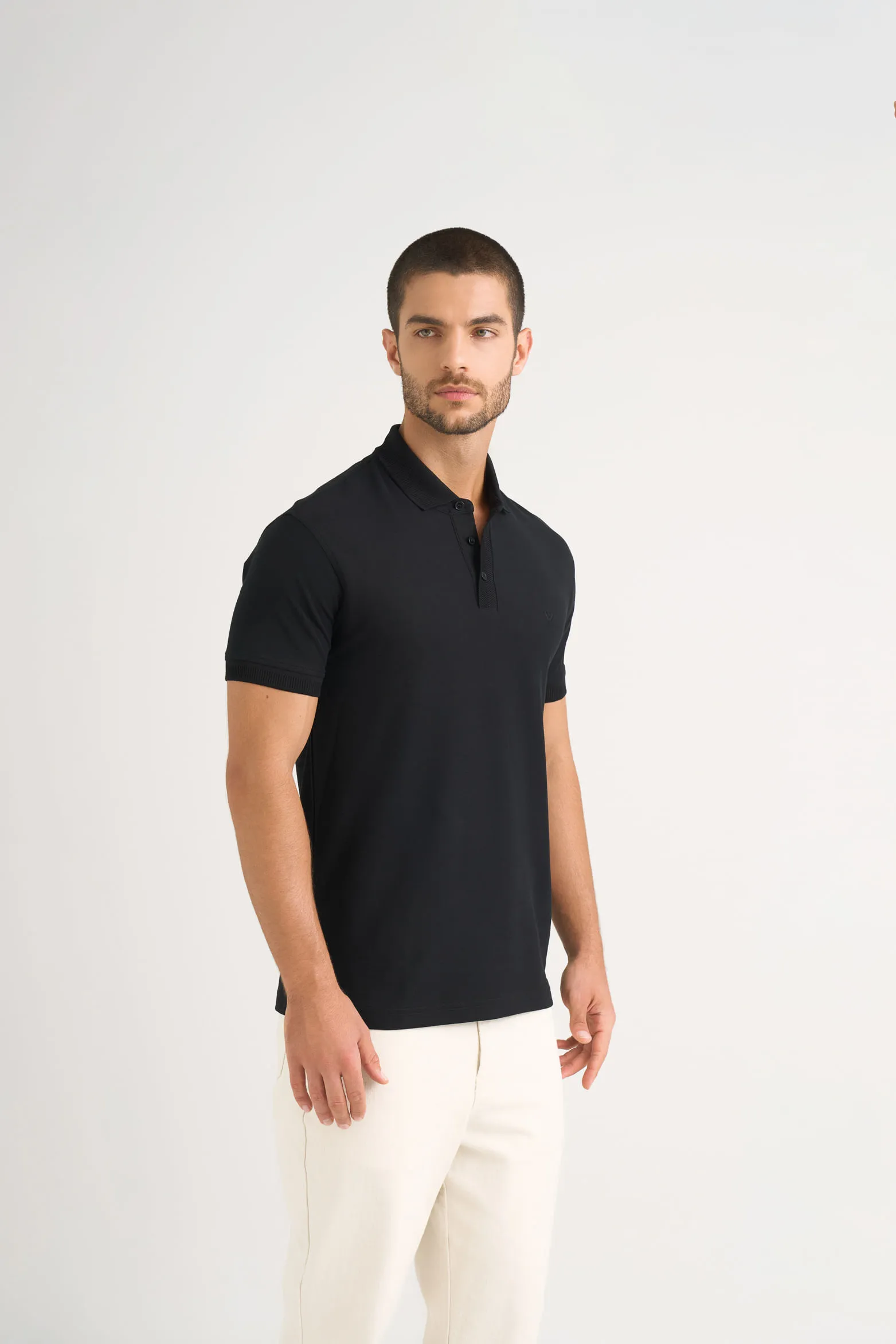 Polo básica de algodón para hombre silueta semi fitted