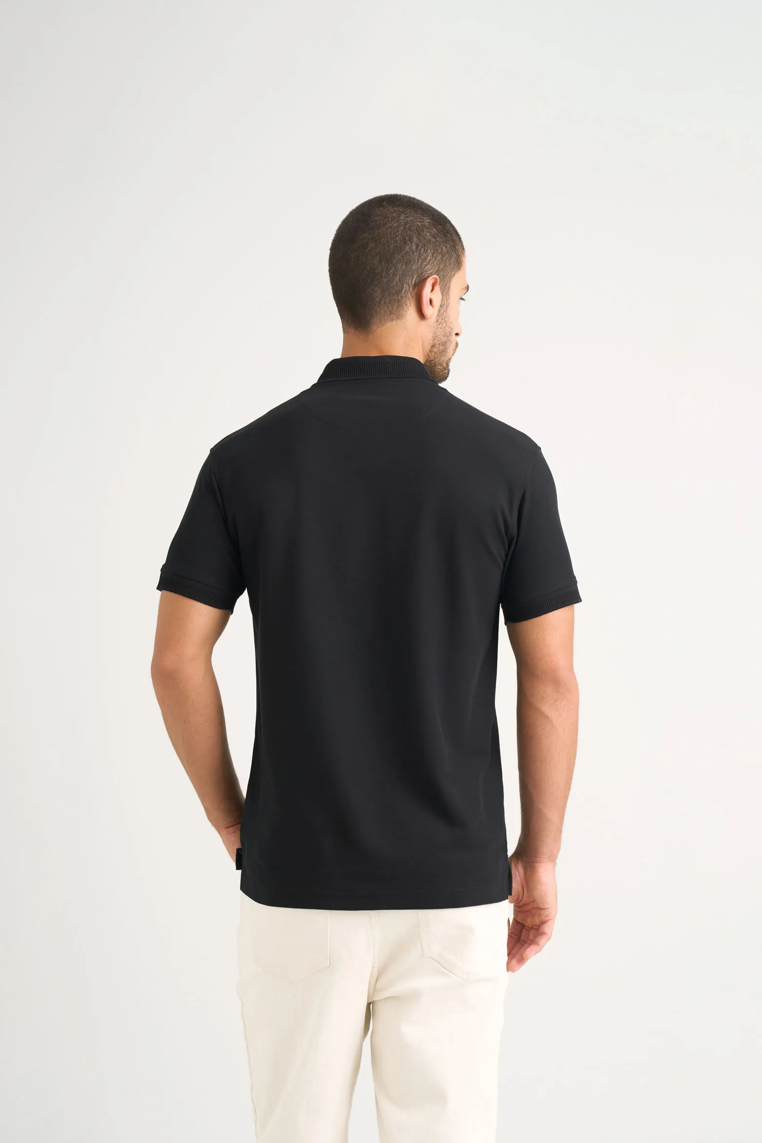 Polo básica de algodón para hombre silueta semi fitted