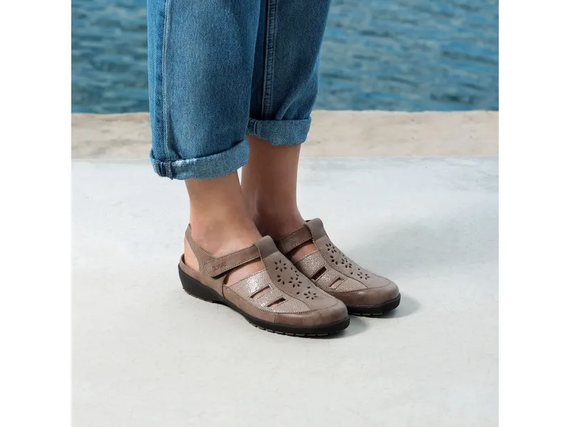 SANDALIA CERRADA DE PIEL 3492 SUAVE EN COLOR TAUPE
