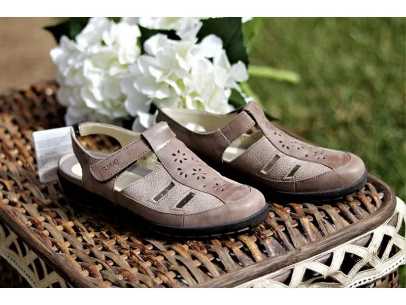 SANDALIA CERRADA DE PIEL 3492 SUAVE EN COLOR TAUPE