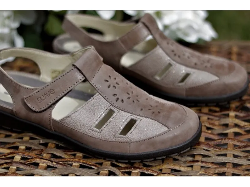 SANDALIA CERRADA DE PIEL 3492 SUAVE EN COLOR TAUPE