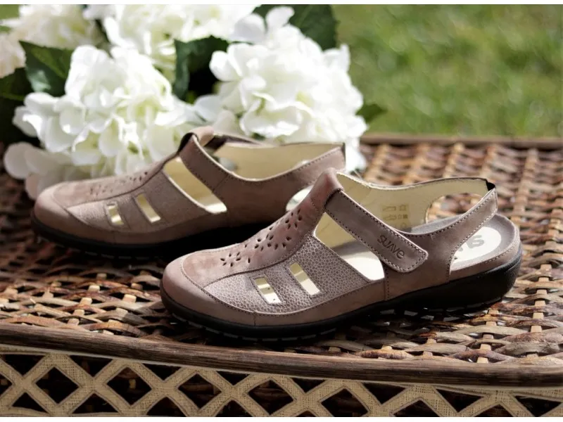 SANDALIA CERRADA DE PIEL 3492 SUAVE EN COLOR TAUPE