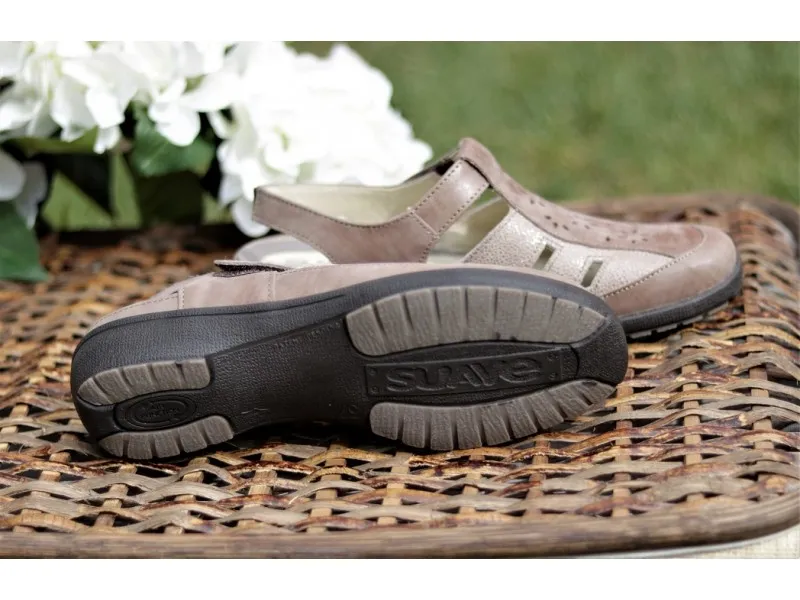 SANDALIA CERRADA DE PIEL 3492 SUAVE EN COLOR TAUPE
