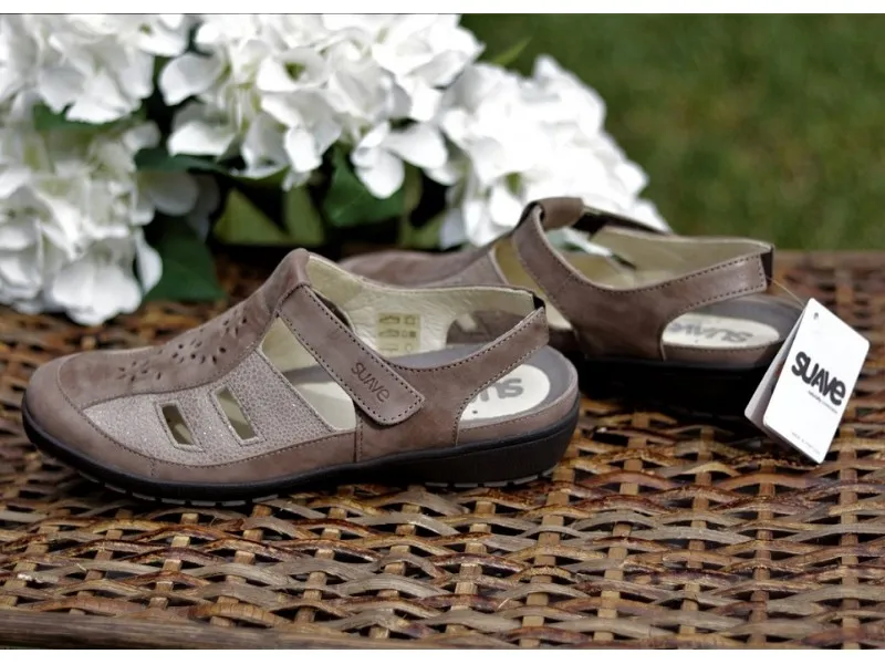 SANDALIA CERRADA DE PIEL 3492 SUAVE EN COLOR TAUPE