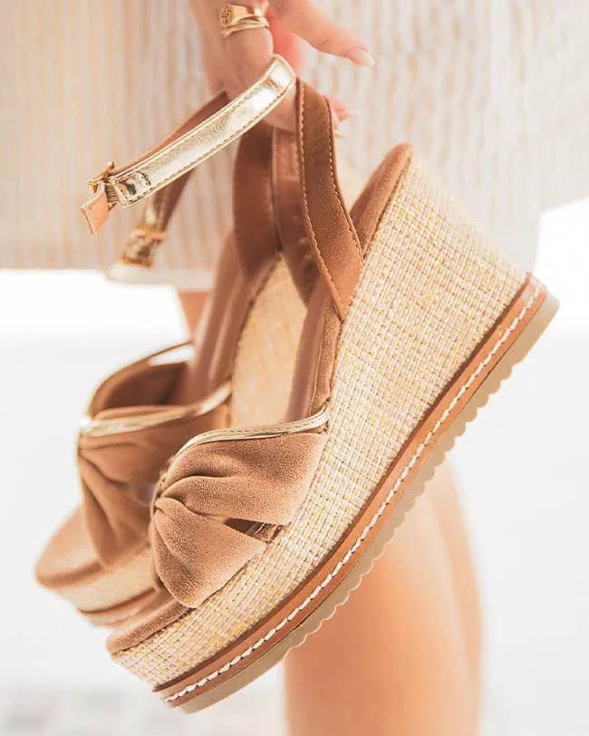 SANDALIA DE MUJER CON CUñA EN COLOR CAMEL  ESPERANZA