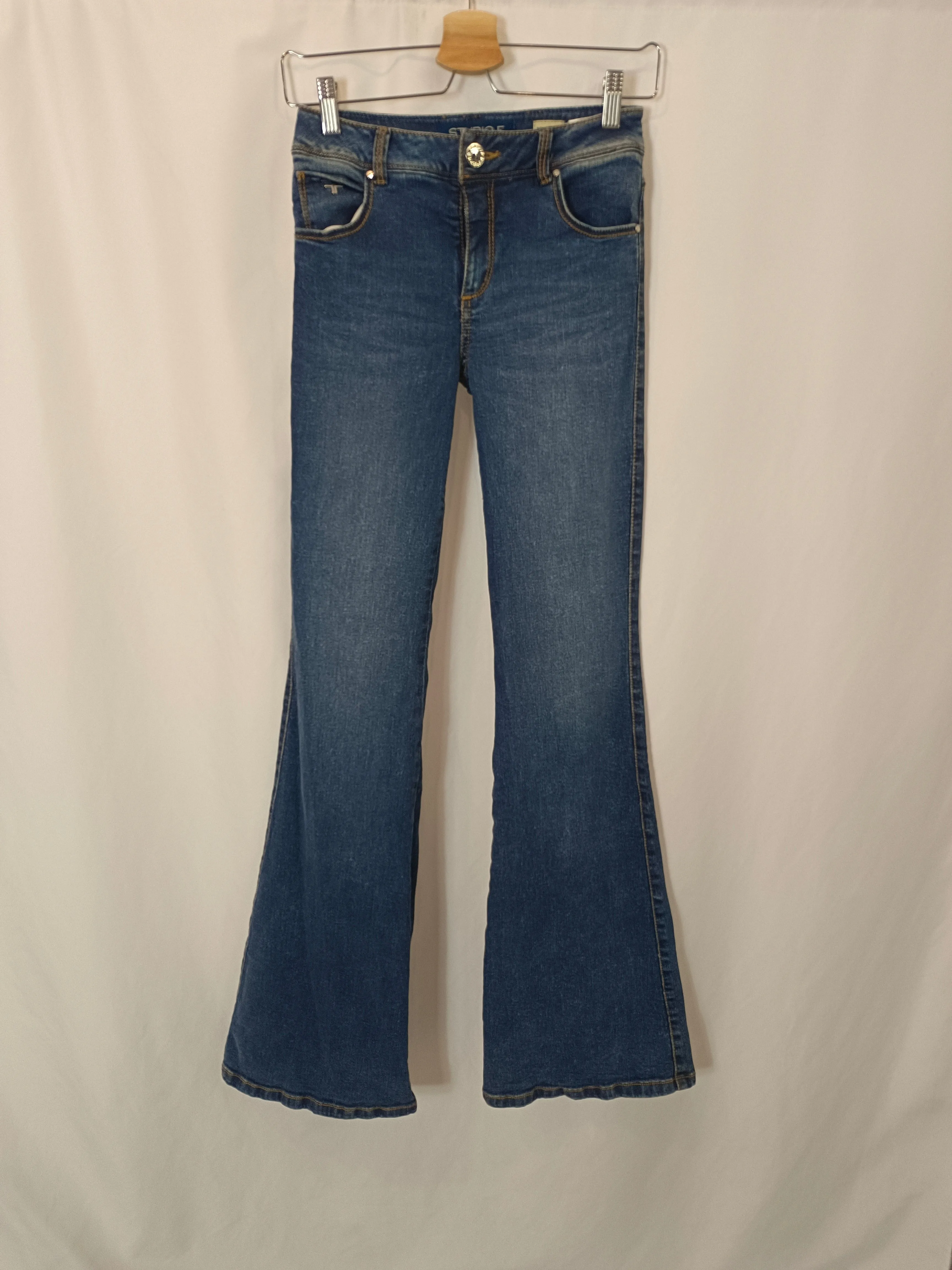 STUDIO F. Pantalón vaquero campana T.36