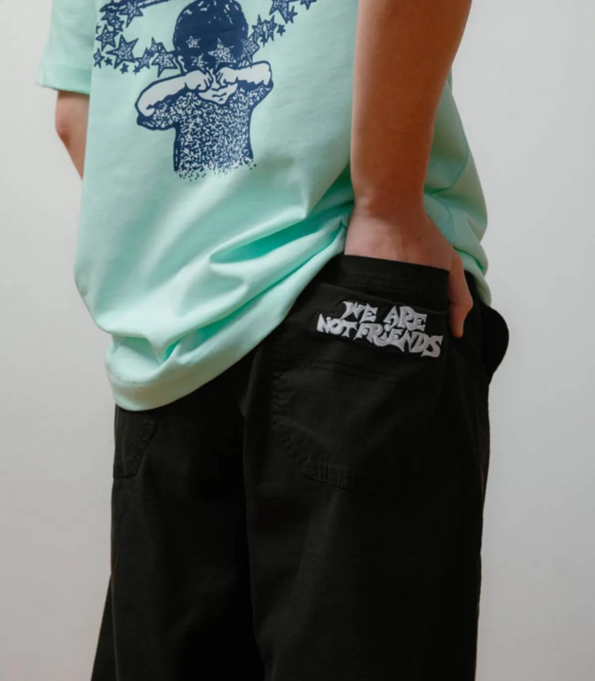 WE ARE NOT FRIENDS  PANTALóN PARA HOMBRE NEGRO  NOT WAR MILITARY PANTS