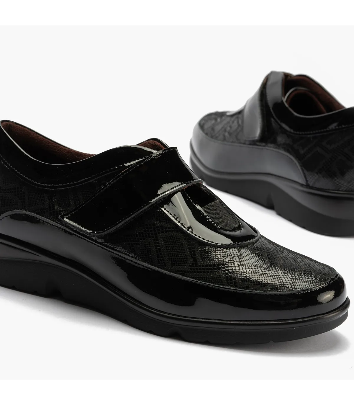Zapato de confort con velcro en color negro